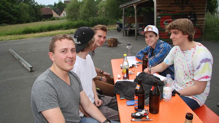 Die Skaterjungs wollen bei der Herrichtung des Platzes mit anpacken. Foto: Sonja Adam