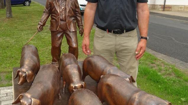 Herbert Holzheimer hat einen Schweinehirten samt Herde geschaffen.