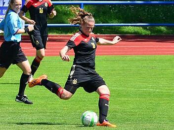 Das Nationaltrikot tragen zu dürfen, bedeutet für Lisa Ebert eine große Ehre. Das Bild zeigt die 15-Jährige in einem Länderspiel für Deutschland.  Foto: privat