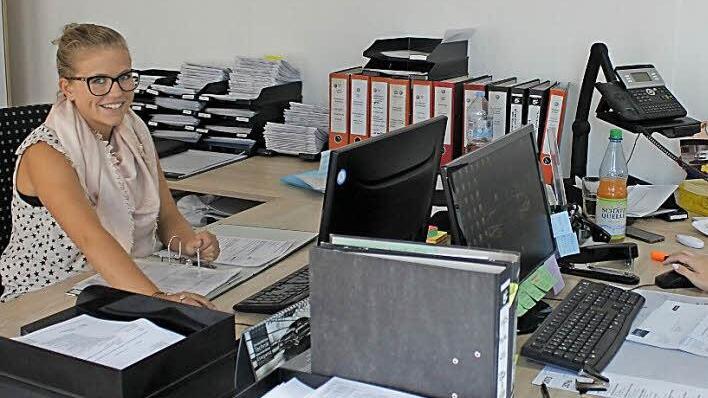 Antonia Riedlmeier (links) und Tina Schmitt hatten sich für eine Ausbildung zur Bürokauffrau entschieden und wurden vom Ausbildungsbetrieb Gelder und Sorg in Haßfurt übernommen.