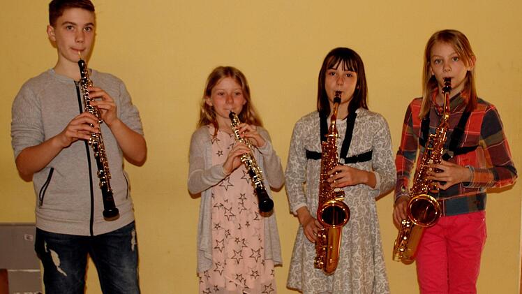 Die jungen Bläser mit Oboe und Saxophon (von links) Nico Saiz und Larissa Rothe aus Baunach sowie Luica Oppelt, Judith Leyh und Eva Hager.