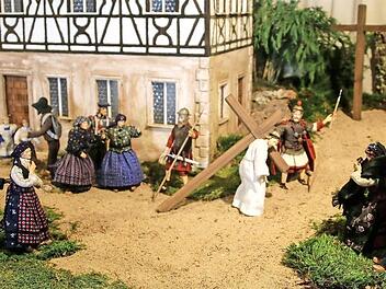 Viele Figuren der Dechsendorfer Kirchenkrippe tragen die einheimische Tracht. Foto: Manfred Welker