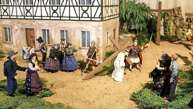 Viele Figuren der Dechsendorfer Kirchenkrippe tragen die einheimische Tracht. Foto: Manfred Welker