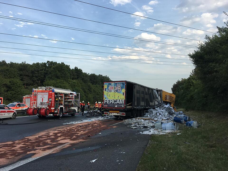 Auffahrunfall auf der A9 bei Allersberg: Lkws krachen ineinander – Bergungsarbeiten laufen