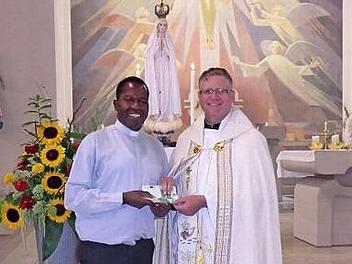 Pfarrer Frank Mathiowetz überreichte einen Scheck an Monsignore Dr. Paul Masolo.  Foto: privat