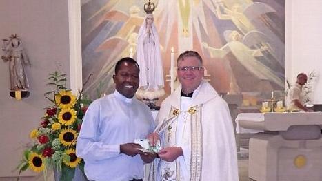 Pfarrer Frank Mathiowetz überreichte einen Scheck an Monsignore Dr. Paul Masolo.  Foto: privat