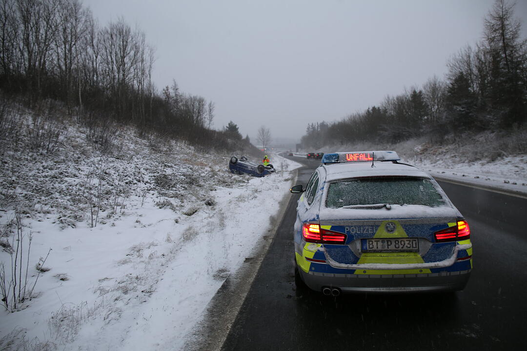 Straßen Oberfrankens werden nach starkem Schneefall zu Rutschpisten