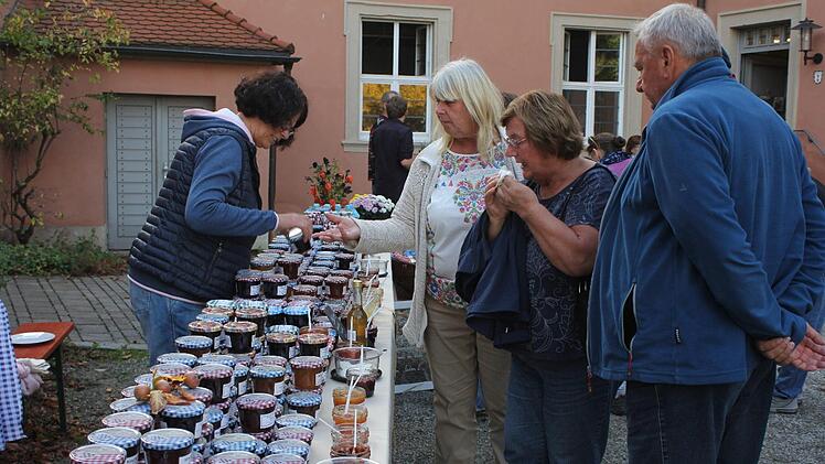 Am Gelee-Verkauf gro&szlig;er  Andrang am ganzen Nachmittag
