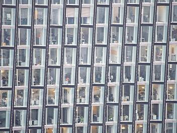 Menschen sitzen in Hamburg in einem Bürogebäude.  Foto: Lukas Schulze, dpa