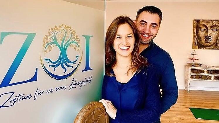 Jennifer und Georgios mit dem Logo ihrer "ZOI"-Praxis in der Unteren Straße in Ebensfeld. Die Eröffnungsparty wollen sie nachholen, sobald der Lockdown beendet ist.