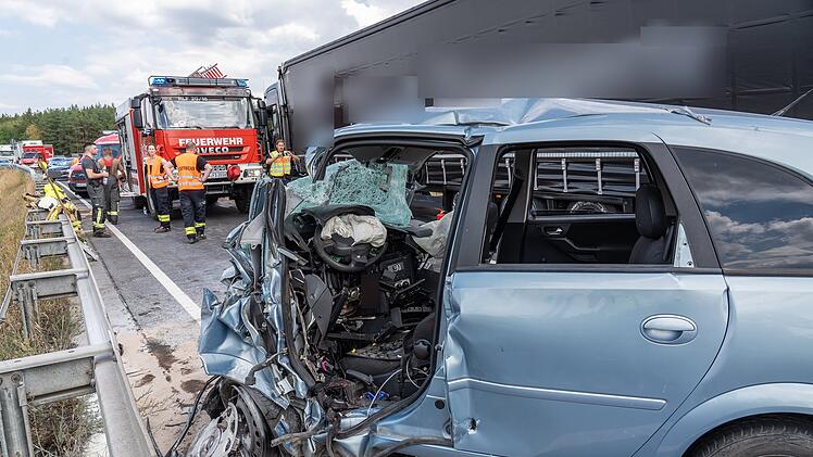 T&ouml;dlicher Frontalcrash auf der B505: Opel-Fahrer ger&auml;t in Gegenverkehr und kracht gegen Sattelzug