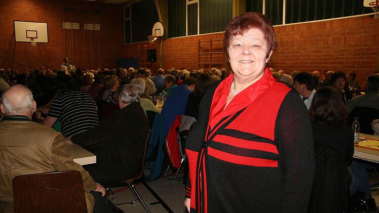 Eine überglückliche Vorsitzende Ingel Winkler in der vollbesetzten Schulturnhalle.