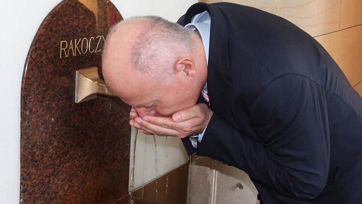 Weil's gesund ist: Michael Höhenberger nimmt tapfer einen Schluck Rakoczy-Wasser:
