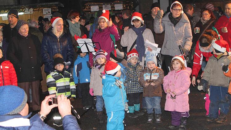 Die Erzieherinnen mit ihren Kindern, die weihnachtliche Lieder sangen.
