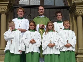 Neue Ministranten: Unser Bild zeigt (oben von links) Philipp Kiesel, Kaplan Andreas Hartung und Dominik Kiesel sowie (vorn von links) Vincent Halbig, Alina Geibel, Paulina Schneider und Maximilian Kiesel.  Foto: Pfarrei