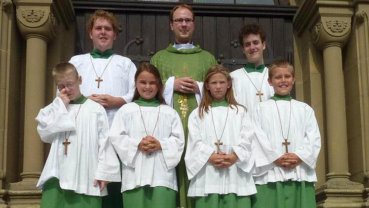 Neue Ministranten: Unser Bild zeigt (oben von links) Philipp Kiesel, Kaplan Andreas Hartung und Dominik Kiesel sowie (vorn von links) Vincent Halbig, Alina Geibel, Paulina Schneider und Maximilian Kiesel.  Foto: Pfarrei