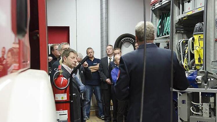Die Forchheimer Stadträte besichtigen die Ausrüstung der Forchheimer Feuerwehr. privat