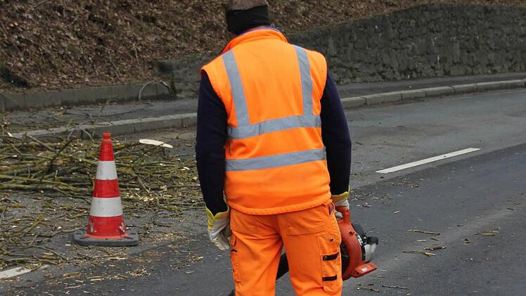 Mit Laubbläsern wurde Astmaterial von der Fahrbahn geblasen.   Foto: Friedwald Schedel