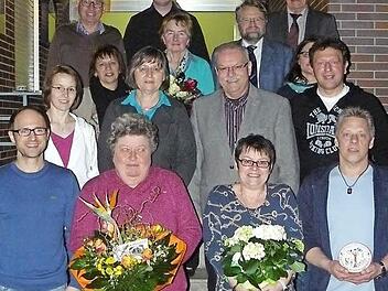 Unser Bild zeigt die Preisträger des Einzelhauswettbewerbes zusammen mit der Führungsriege des Gartenbauvereines Melkendorf, den Stadträten und Kreisfachberater Friedhelm Haun. Foto: Klaus-Peter Wulf