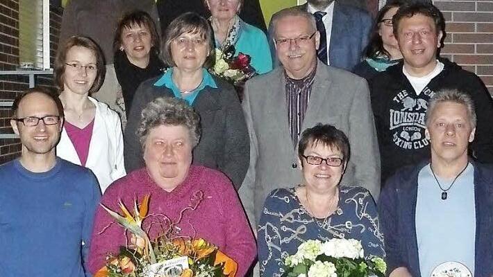 Unser Bild zeigt die Preisträger des Einzelhauswettbewerbes zusammen mit der Führungsriege des Gartenbauvereines Melkendorf, den Stadträten und Kreisfachberater Friedhelm Haun. Foto: Klaus-Peter Wulf