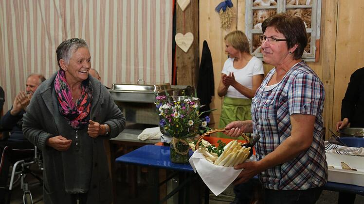 Waltraud Endres (l.) dankt Gerda Polster.