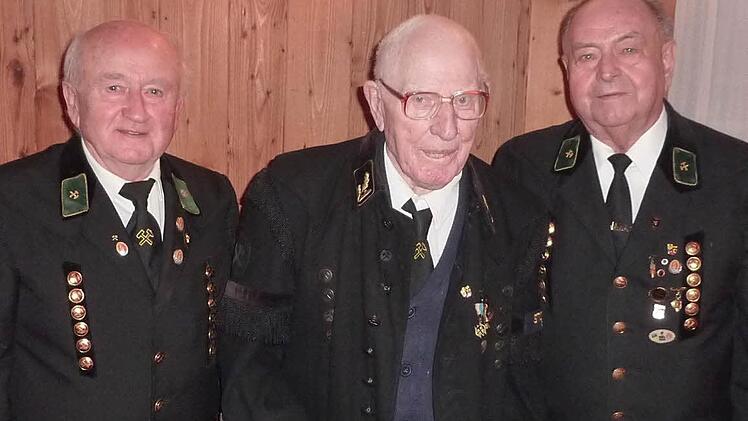 Ältester Bergmann mit 93 Jahren ist Otto Remmert (Mitte). Mit im Bild die ehemaligen Bergleute Günter Baum (links) und Ewald Schirmer.  Foto: Gerd Fleischmann