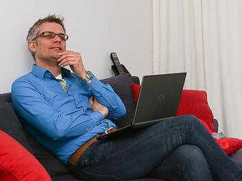 Uwe Kirschstein hat auch auf dem heimischen Sofa immer den Laptop griffbereit. Foto: Barbara Herbst