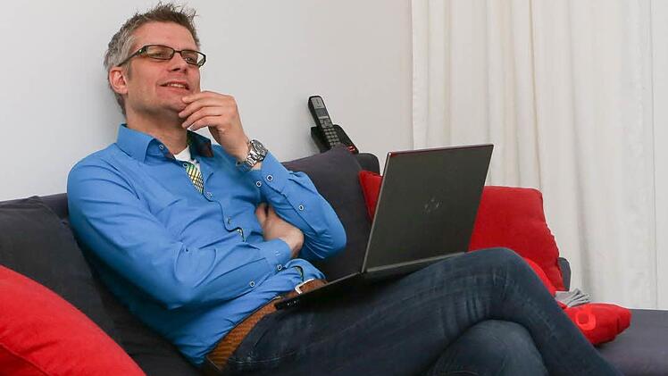 Uwe Kirschstein hat auch auf dem heimischen Sofa immer den Laptop griffbereit. Foto: Barbara Herbst