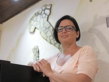 Die Italienerin Cristina D&uuml;ber, Inhaberin der Pizzeria Dal Trullo in Bad Staffelstein, glaubt heute Abend an einen 2:1 Sieg von Italien nach Verl&auml;ngerung. Foto: Maximilian Glas