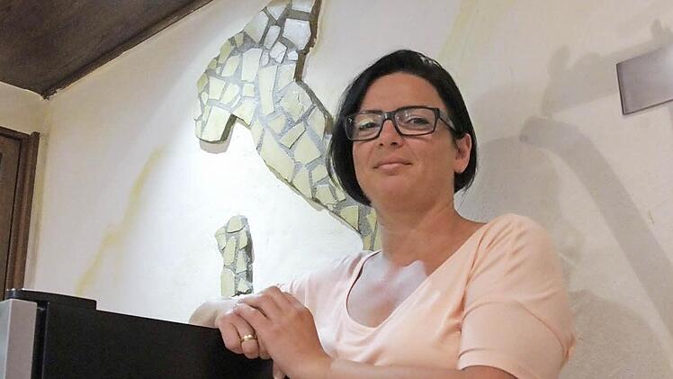 Die Italienerin Cristina D&uuml;ber, Inhaberin der Pizzeria Dal Trullo in Bad Staffelstein, glaubt heute Abend an einen 2:1 Sieg von Italien nach Verl&auml;ngerung. Foto: Maximilian Glas