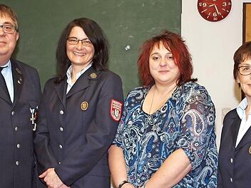 Thomas Löffler (links), der Vorsitzende der Seubelsdorfer Feuerwehr, und seine Stellvertreterin Elvira Lorenz (rechts) mit der neu gewählten Schriftführerin Manuela Hönninger (2. v. li.) und ihrer Stellvertreterin Stefanie Thierauf (2. v. re.)  Foto: Alfred Thieret