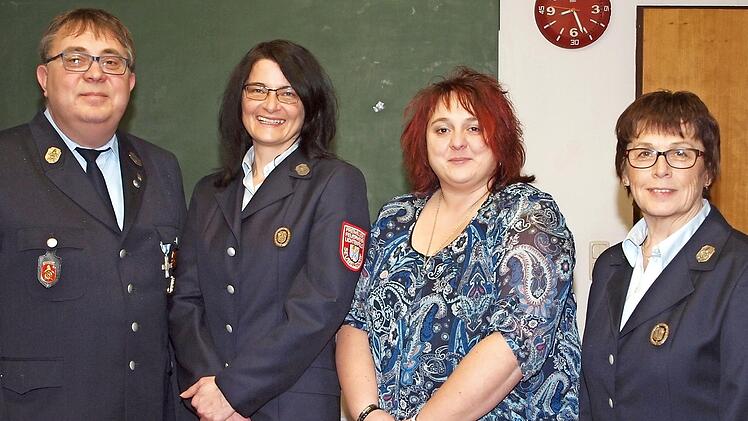 Thomas Löffler (links), der Vorsitzende der Seubelsdorfer Feuerwehr, und seine Stellvertreterin Elvira Lorenz (rechts) mit der neu gewählten Schriftführerin Manuela Hönninger (2. v. li.) und ihrer Stellvertreterin Stefanie Thierauf (2. v. re.)  Foto: Alfred Thieret