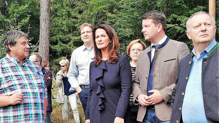 Revierförster Richard Henneberger (links) zeigt Michaela Kaniber (CSU), Staatsministerin für Ernährung, Landwirtschaft und Forsten, die junge Eichensaatkultur in Waldfenster. Foto: Sigismund von Dobschütz