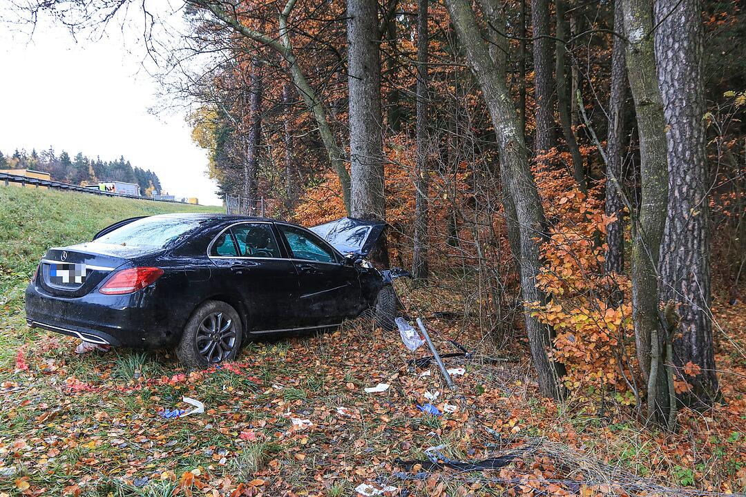 Schwerer Unfall auf der  A9: Auto kracht  durch Leitplanke und stürzt die Böschung hinab