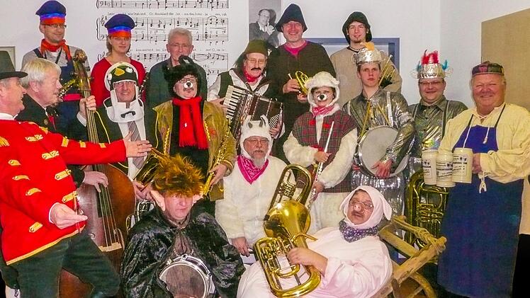 Lustig geht's zu bei den Proben. Die Hornochsen als Ochsenschenkler Bauernkapelle, verkleidet nach Figuren der Augsburger Puppenkiste.  Fotos: privat