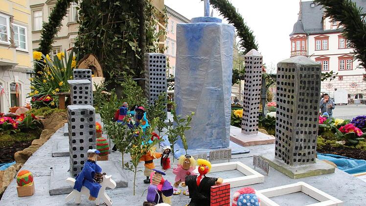 Platz zwei in der Jurywertung ging an die Mauritiusschule, die den Brunnen "Am Grünen Baum" auf dem Marktplatz (vor der Sparkasse) geschmückt hatte.Oliver Schmidt