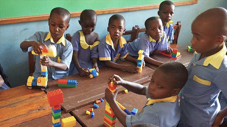 In Kiparang'anda l&auml;uft das Kindergartenjahr sehr gut (im Bild). F&uuml;r nur  9000 Euro wurde nun  unter Mithilfe der Dorfbev&ouml;lkerung von Kise in Tansania der 5. Kindergarten fertiggestellt. Hier  haben nun j&auml;hrlich 40 Kinder eine hervorragende Chance auf eine fr&uuml;hzeitige Erziehung, die ihrem Leben eine bessere Zukunftsperspektive bietet.Uwe Tobaben