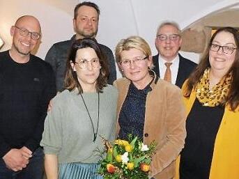 Sie bilden das Vorstandsteam (von links): Thomas Neugebauer, Marko Mihaljevic und Nadine Bechert (von links) sowie Annette Fial (rechts). Als Kassierin verabschiedet nach zehnjähriger Tätigkeit als Kassierin wurde Andrea Hack (Dritte von rechts). Zur Wahl gratulierte Bürgermeister Harald Hübner. Foto: Horst Wunner