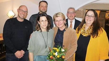 Sie bilden das Vorstandsteam (von links): Thomas Neugebauer, Marko Mihaljevic und Nadine Bechert (von links) sowie Annette Fial (rechts). Als Kassierin verabschiedet nach zehnjähriger Tätigkeit als Kassierin wurde Andrea Hack (Dritte von rechts). Zur Wahl gratulierte Bürgermeister Harald Hübner. Foto: Horst Wunner