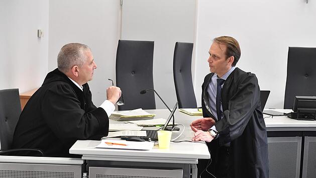 Oberstaatsanwalt Otto Heyder (links) spricht am Rande des Sandstra&szlig;enprozesses mit Verteidiger Jochen Kaller. Foto: Ronald Rinklef/Archiv