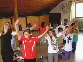 Mit der Bewegung sollen die Kinder den Schulstress bewältigen können und ruhiger werden. Foto: Gerda Völk