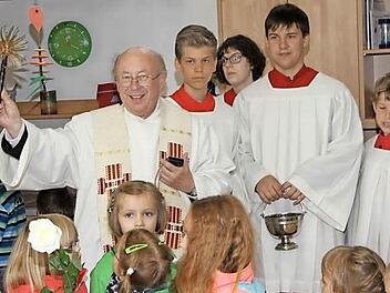 Pfarrer Franz Noppenberger weiht sie sanierten Räume im Kindergarten ein. Foto: Erlwein