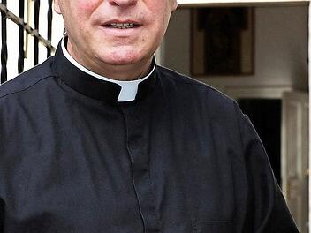 Gerhard Möckel, der neue Pfarrer für Arnstein, Modschiedel und Weismain, hört gerne zu und baut auf Eigeninitiative der Gläubigen. Foto: Stefan Lutter