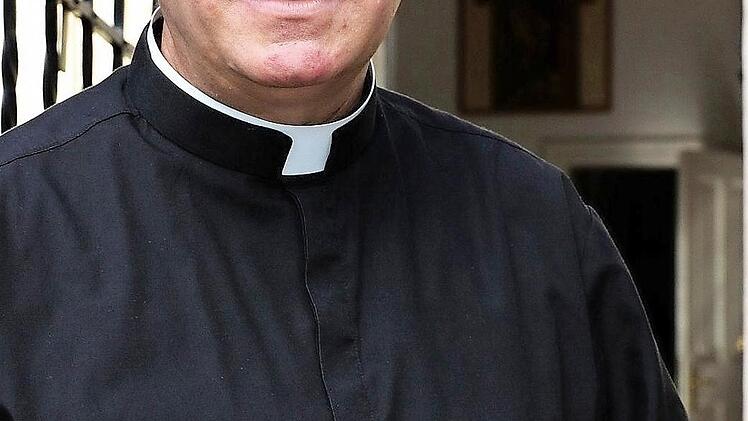 Gerhard Möckel, der neue Pfarrer für Arnstein, Modschiedel und Weismain, hört gerne zu und baut auf Eigeninitiative der Gläubigen. Foto: Stefan Lutter