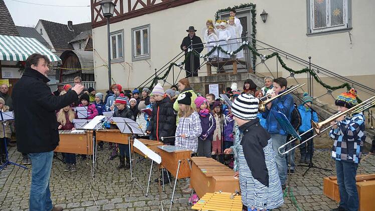 Die Schüler der Grundschule Weißenbrunn mit dem Chor aus "Brasskids and friends" stimmten, unter Leitung von Marco Plitzner Foto: Hofmann