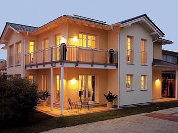 Der eckumlaufenden Balkon und der Walm-, Giebeldach Konstruktion machen dieses Fertighaus von Hanse Haus zu etwas ganz besonderem.   Foto: PR