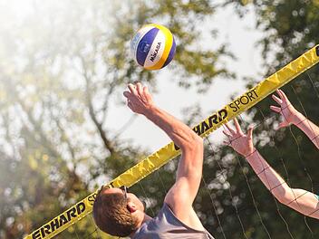 Christopher Kern (li. beim "Poken") und Simon Hahn vom TV Haßfurt nutzen einen der letzten Sommer-Tage zum Beachvolleyballspielen. Foto: René Ruprecht