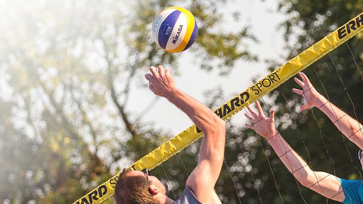 Christopher Kern (li. beim "Poken") und Simon Hahn vom TV Haßfurt nutzen einen der letzten Sommer-Tage zum Beachvolleyballspielen. Foto: René Ruprecht