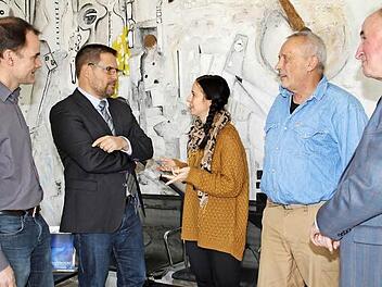 Caritas-Geschäftsführer Richard Reich (von rechts), Siegfried Simon von Simon-Outdoor und Projektleiterin Andrea Zellmer freuen sich über das finanzielle Engagement von Matthias Krämer und Thilo Rießner .