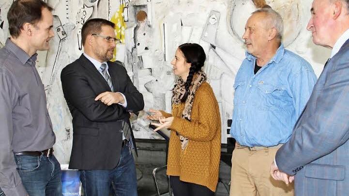 Caritas-Geschäftsführer Richard Reich (von rechts), Siegfried Simon von Simon-Outdoor und Projektleiterin Andrea Zellmer freuen sich über das finanzielle Engagement von Matthias Krämer und Thilo Rießner .